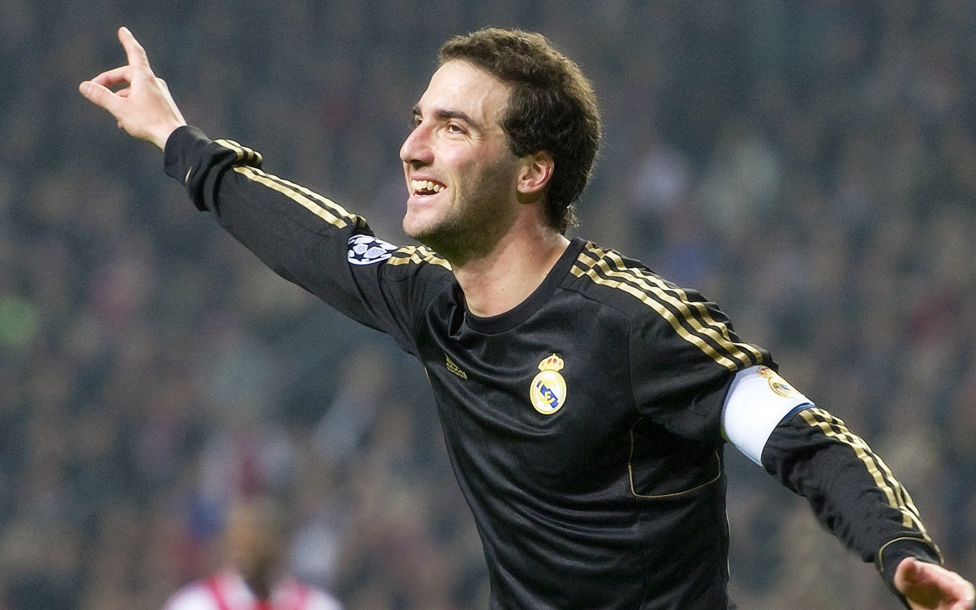 广州队决赛惊险马德里竞技，梅西砍下20记关键球，全场沸腾